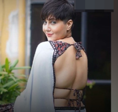 ব্যাকে দুর্দান্ত কাজ, একদম অন্যরকম। বিয়েবাড়িতে সকালে পরার জন্য পারফেক্ট। এই ব্লাউজ অবশ্যই প্যাডেড বানান, যেকোনও শাড়ির সঙ্গে লাগবে ভাল।